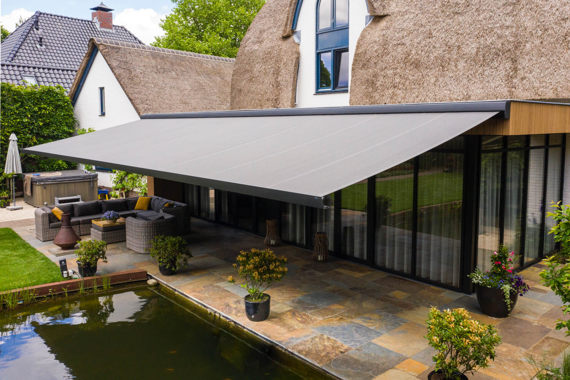 zonwering-barneveld-terrasscherm-knikarmscherm-project-extra-breed